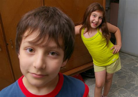 Casi un 80% de los niños crecen por lo menos con un <strong>hermano</strong> o una hermana. . Sexo entre hermanos